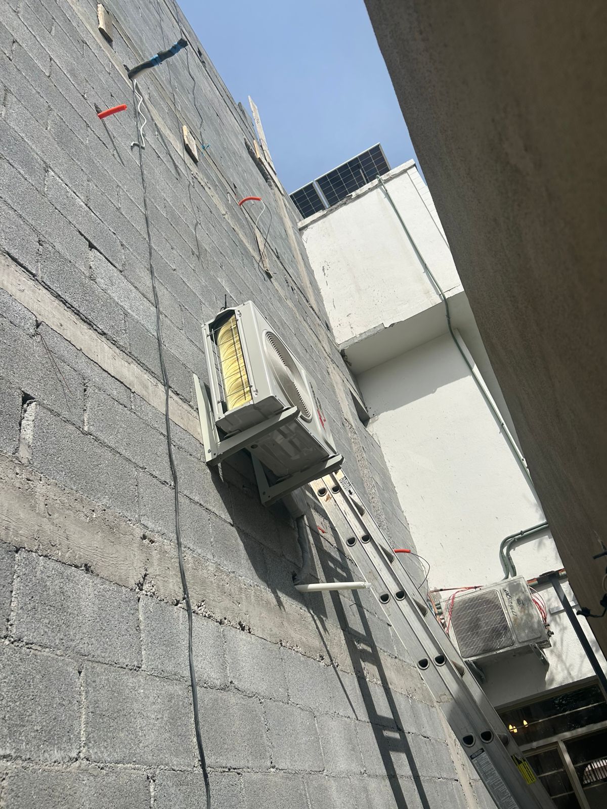 Unidad exterior instalada en pared