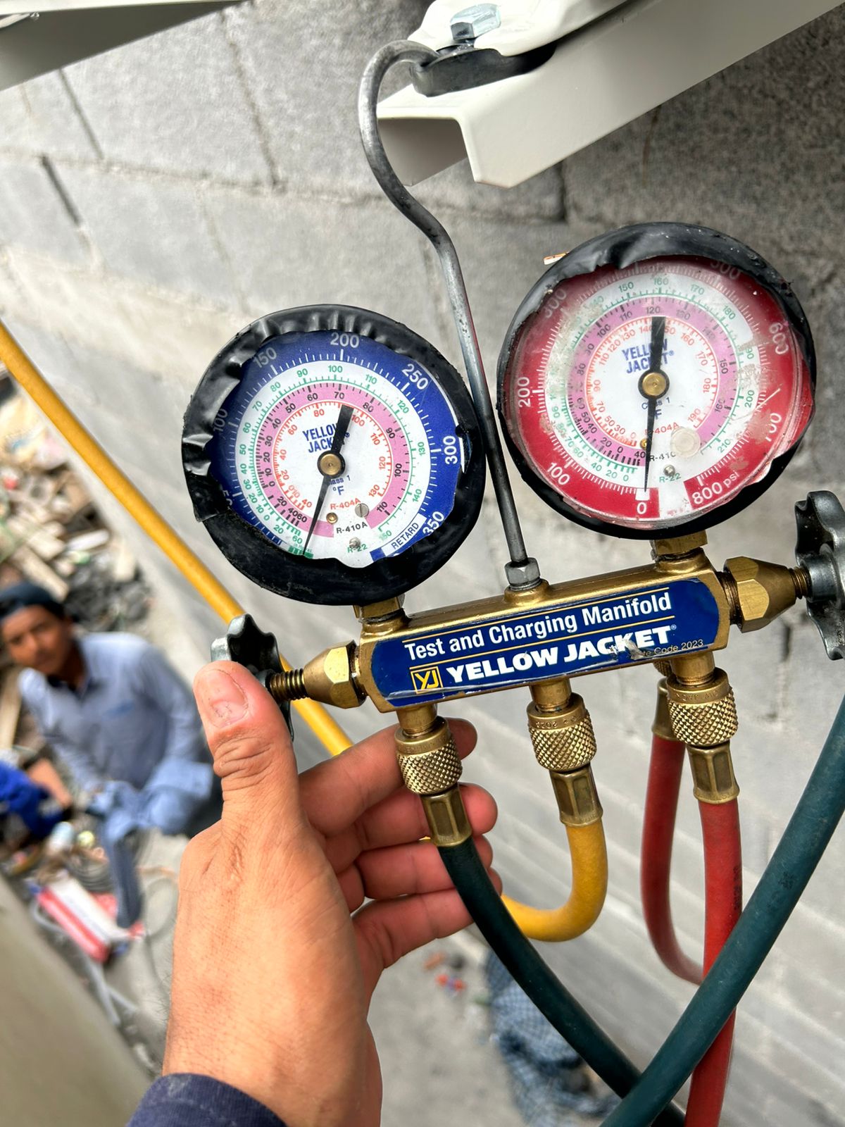 Carga de gas refrigerante